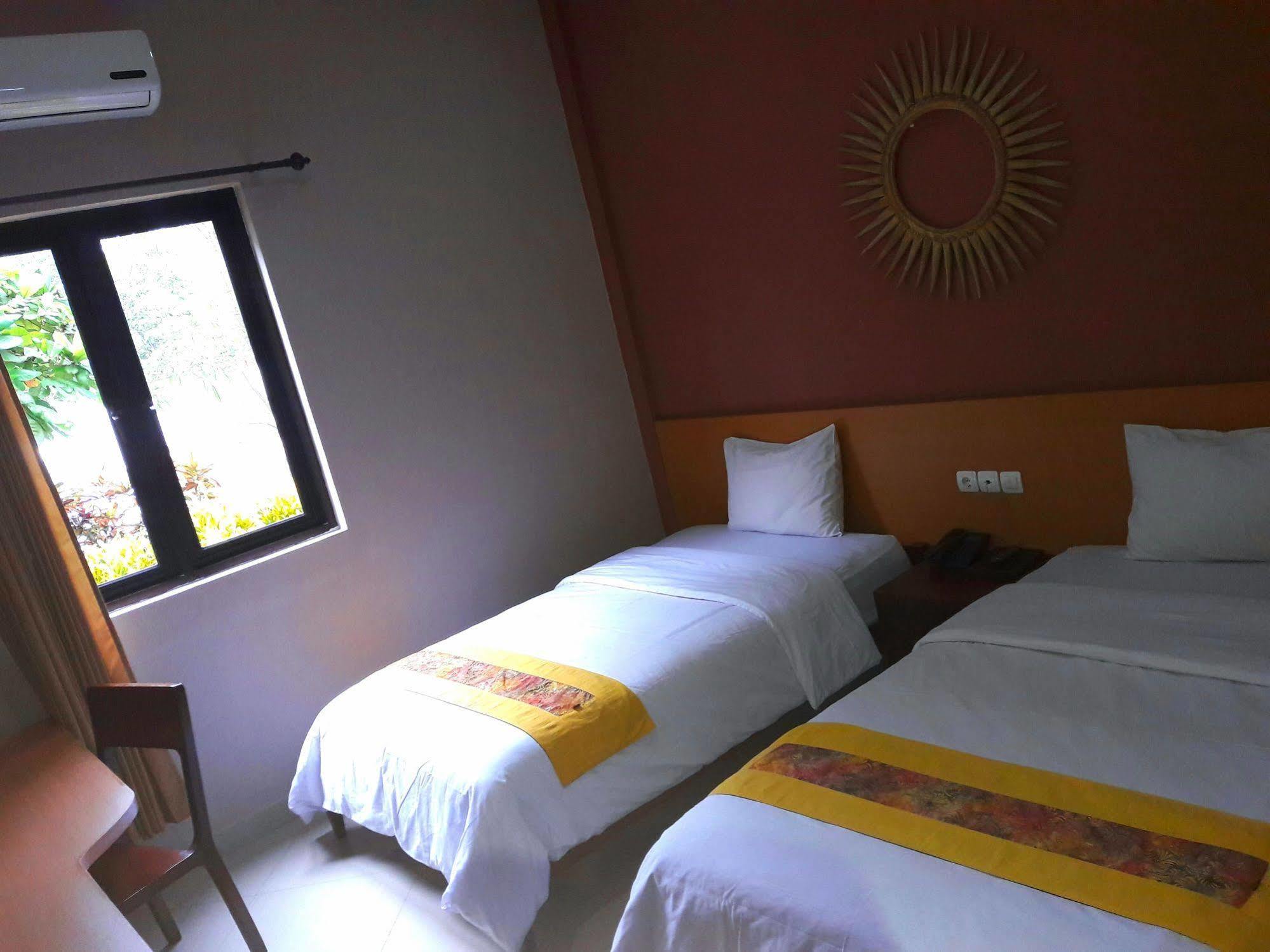 Hotel Transit Pasuruan Exterior foto